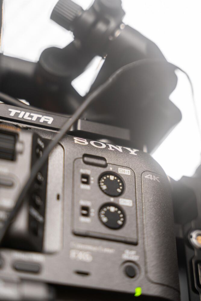 Bedienelemente einer Sony-Kamera mit Tilta-Zubehör im Filmstudio