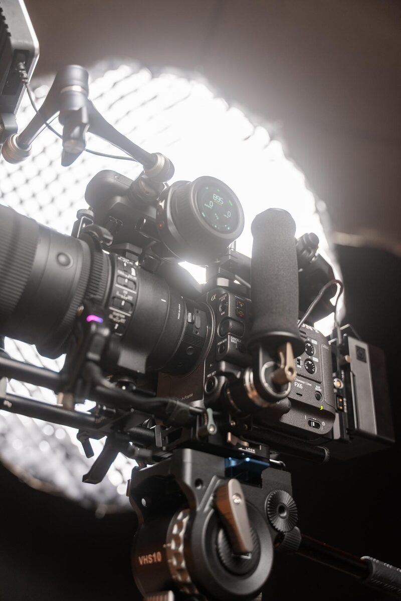 Kamera-Setup mit Softbox-Beleuchtung im Filmstudio Saarbrücken