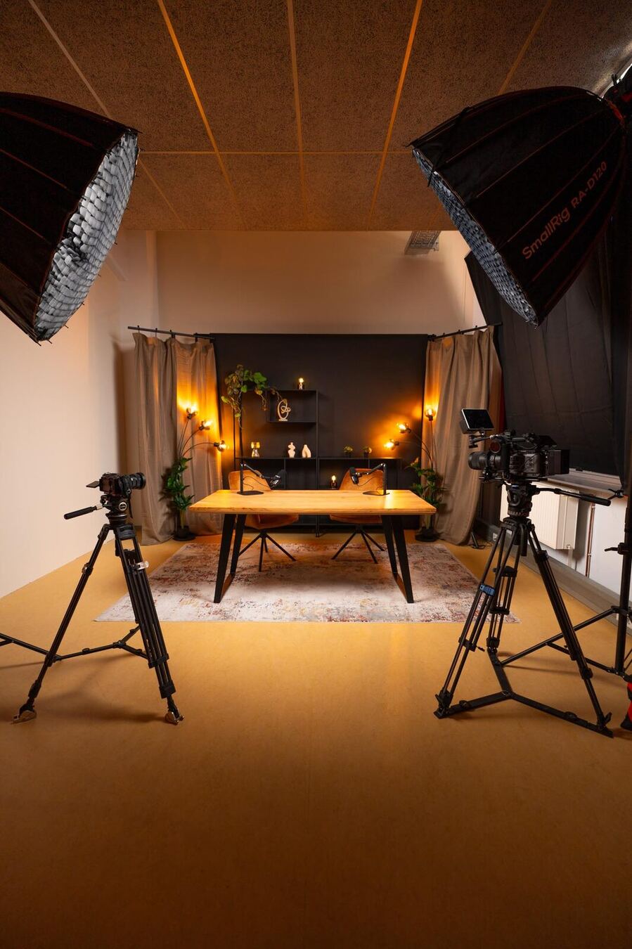 Podcast Studio Saarbrücken von Roschkov Media mit zwei Kameras, Softbox-Beleuchtung und Podcast-Set