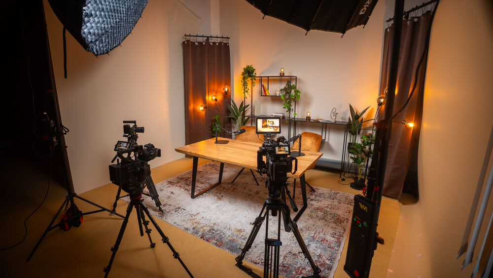 Interview-Set mit Tisch, Stühlen und Kameras im Roschkov Media Studio